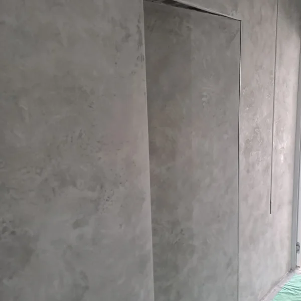 šedá dekorativní betonová stěrka na stěně i dveřích